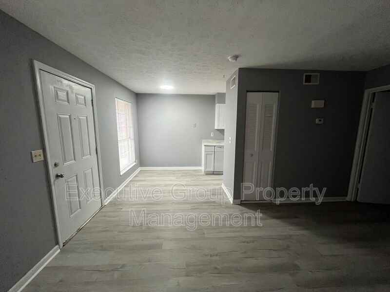 246 Elmwood Dr - Photo 3 of 6