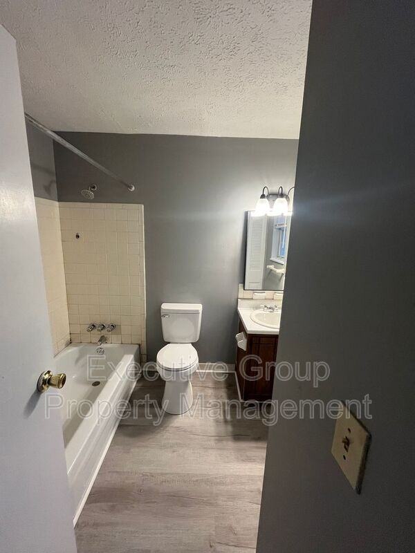 246 Elmwood Dr - Photo 5 of 6
