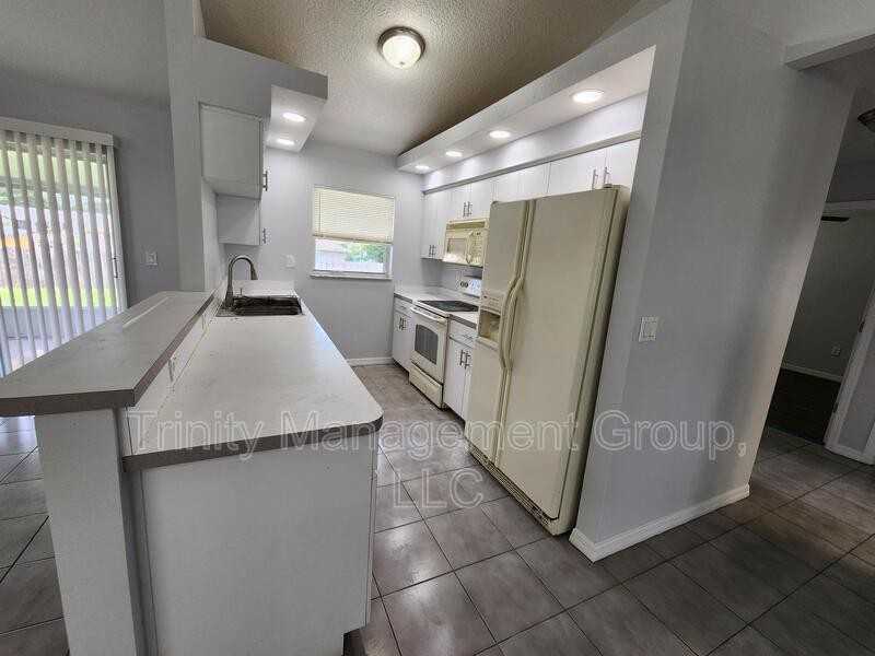 12095 Elgin Blvd - Photo 7 of 24