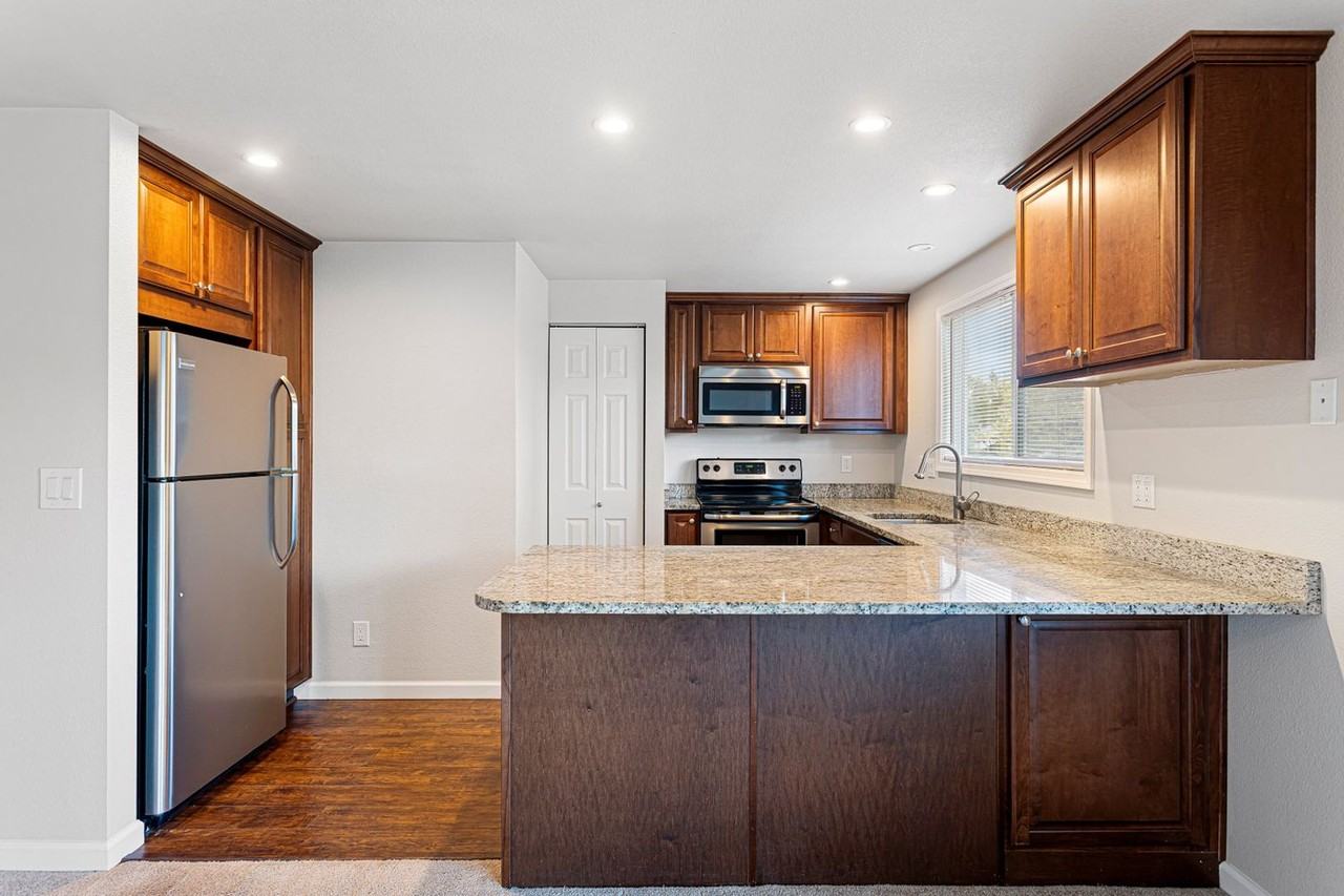 Bayshore Vista Apartments - Photo 5 of 37