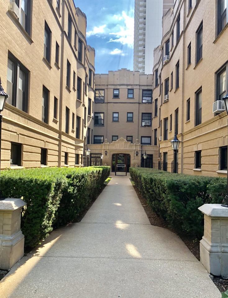 6037-43  N. Kenmore - Photo 2 of 12