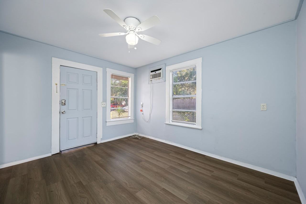 911 E Emma St - Photo 2 of 15