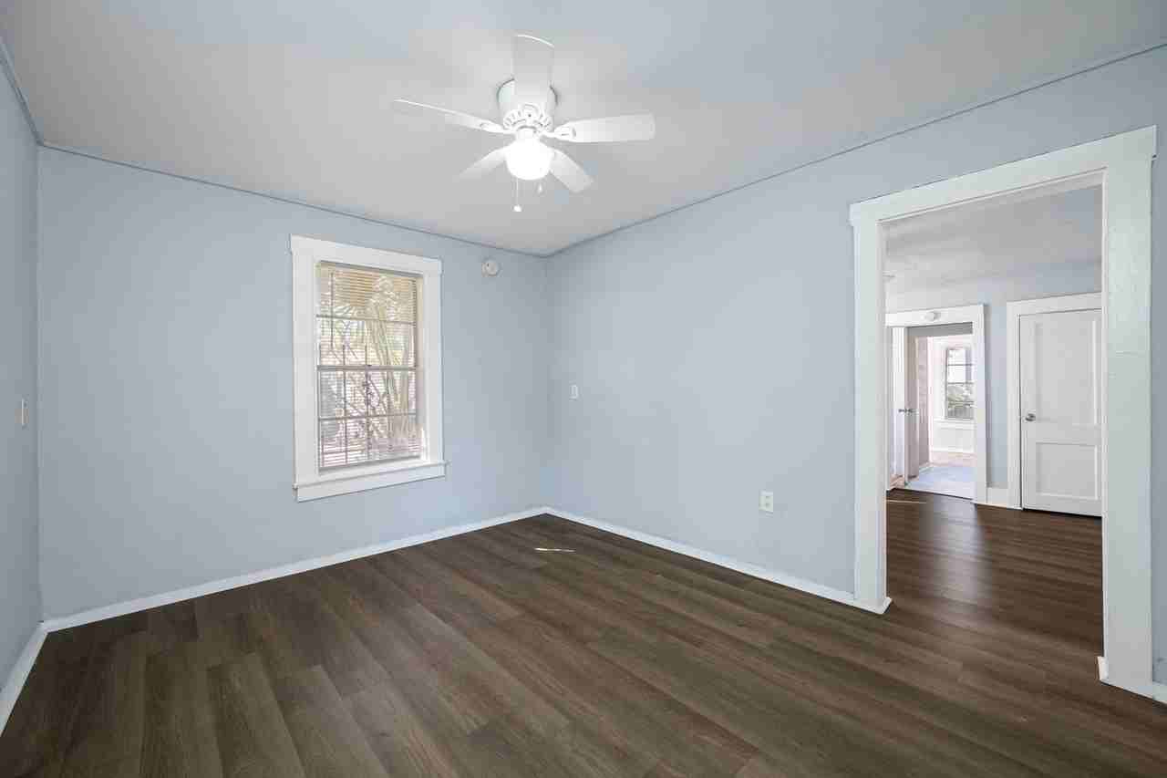 911 E Emma St - Photo 3 of 15