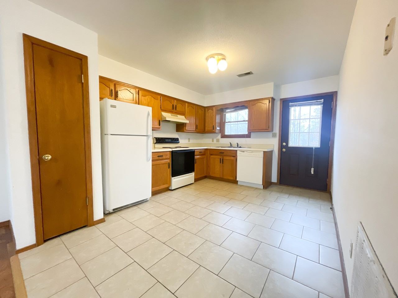 1589 Belair Drive - Photo 3 of 22