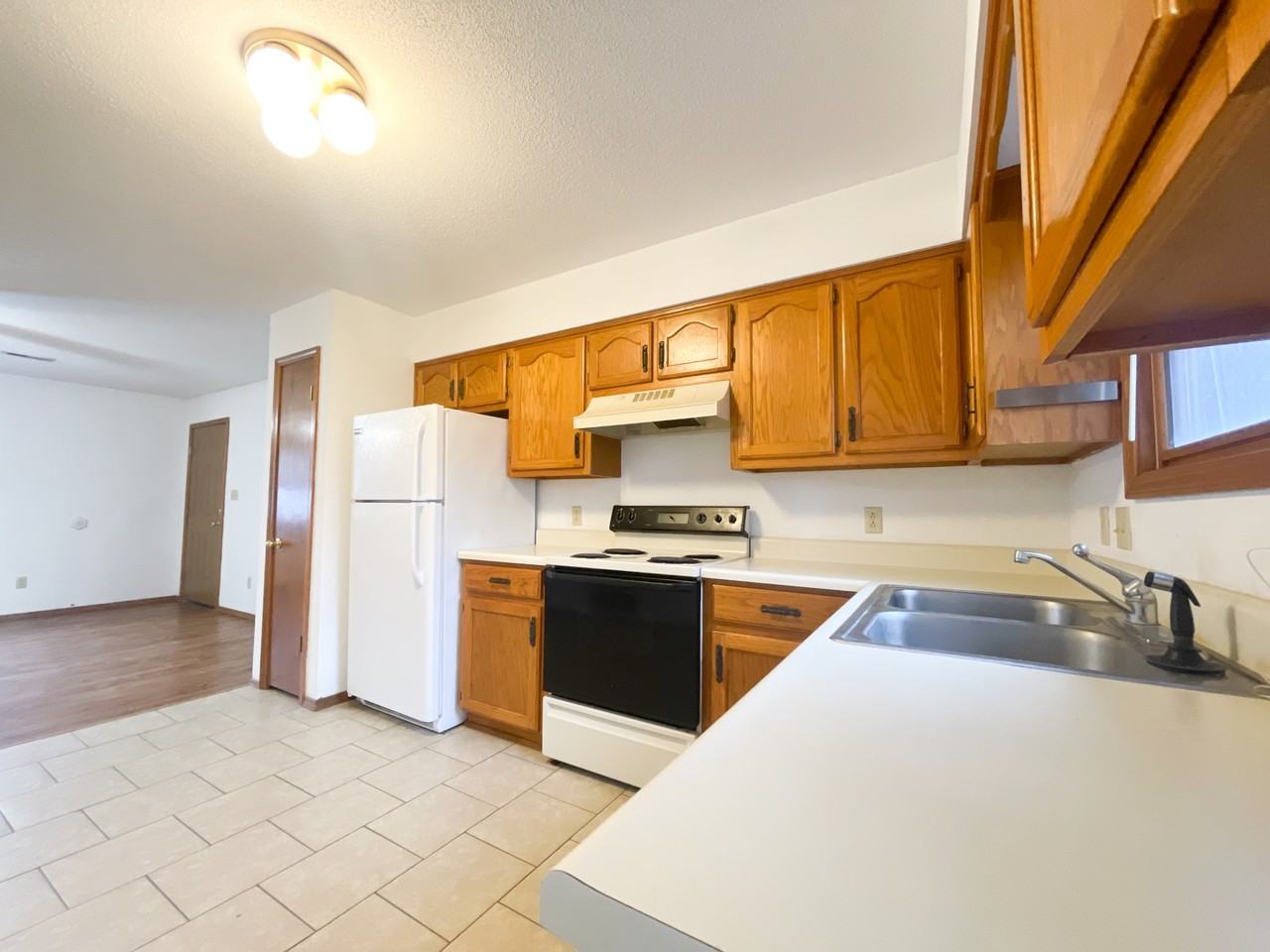 1589 Belair Drive - Photo 4 of 22