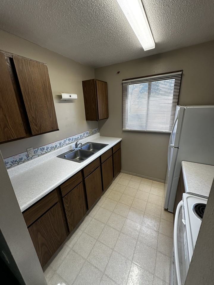 Deuel Manor Astoria - Photo 2 of 18