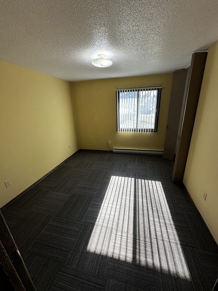 Deuel Manor Astoria - Photo 3 of 18