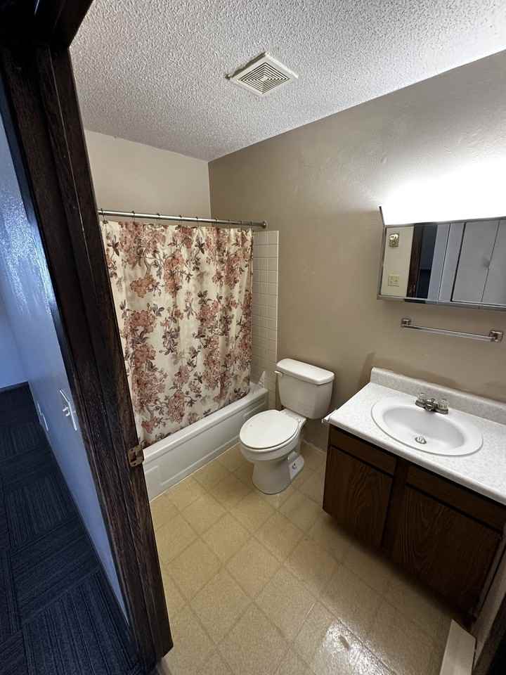 Deuel Manor Astoria - Photo 4 of 18