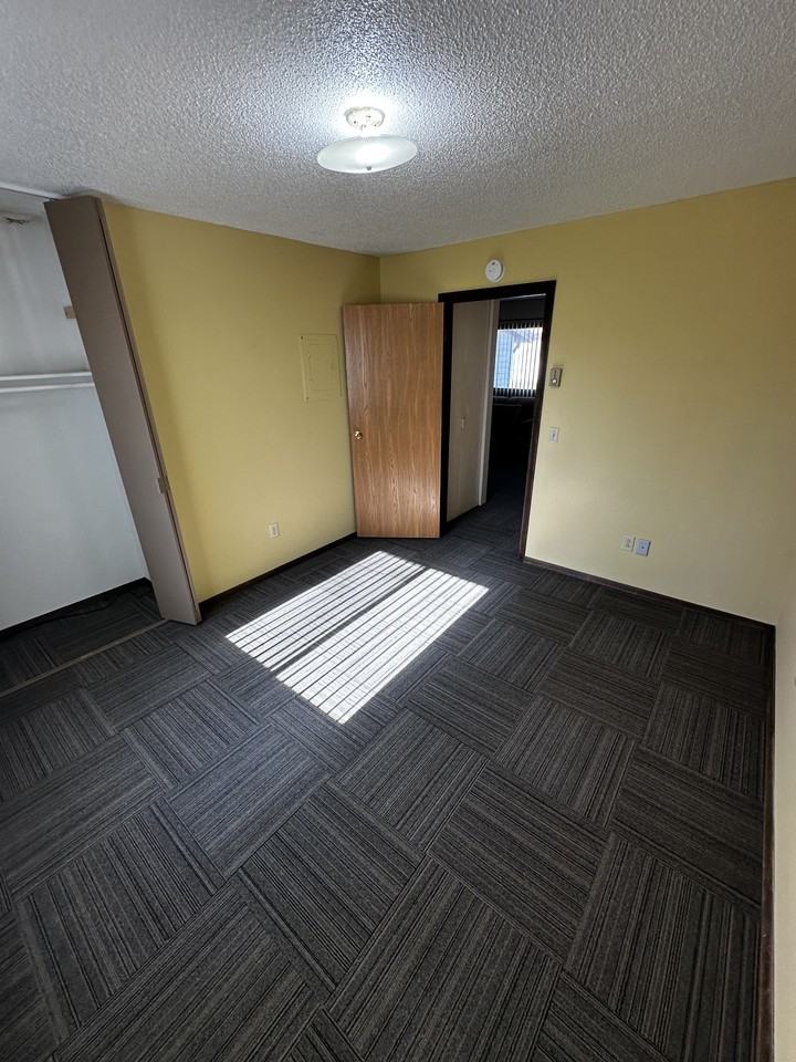 Deuel Manor Astoria - Photo 5 of 18