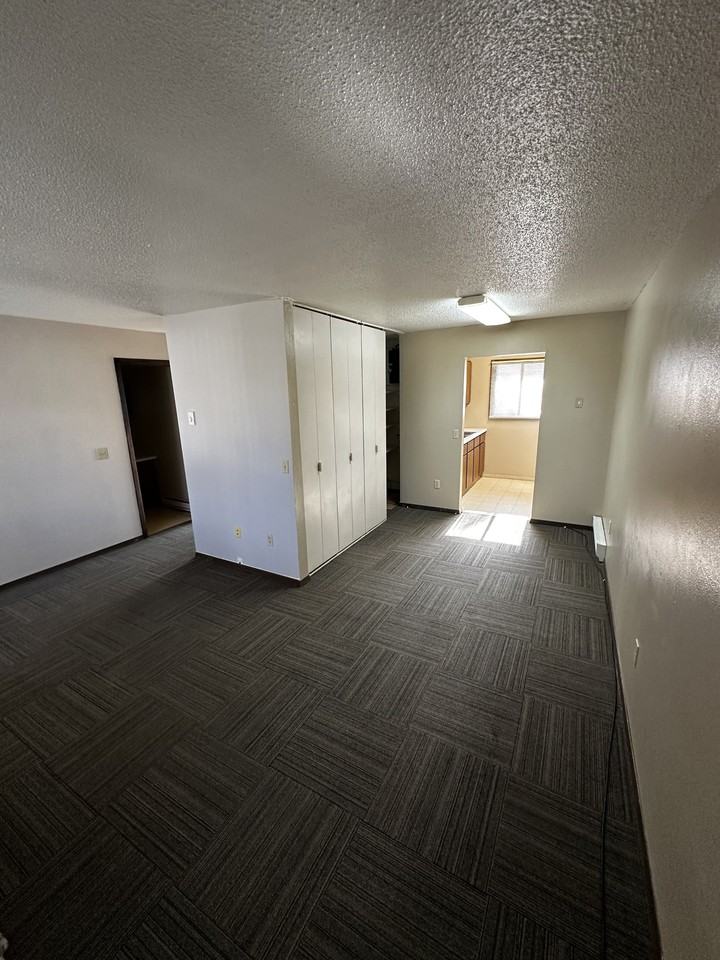 Deuel Manor Astoria - Photo 7 of 18