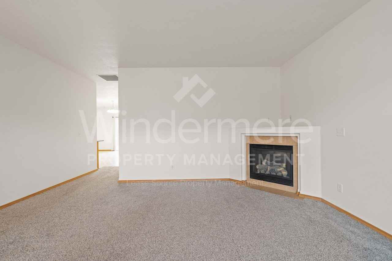 1102 Golden Hills Dr - Photo 4 of 31