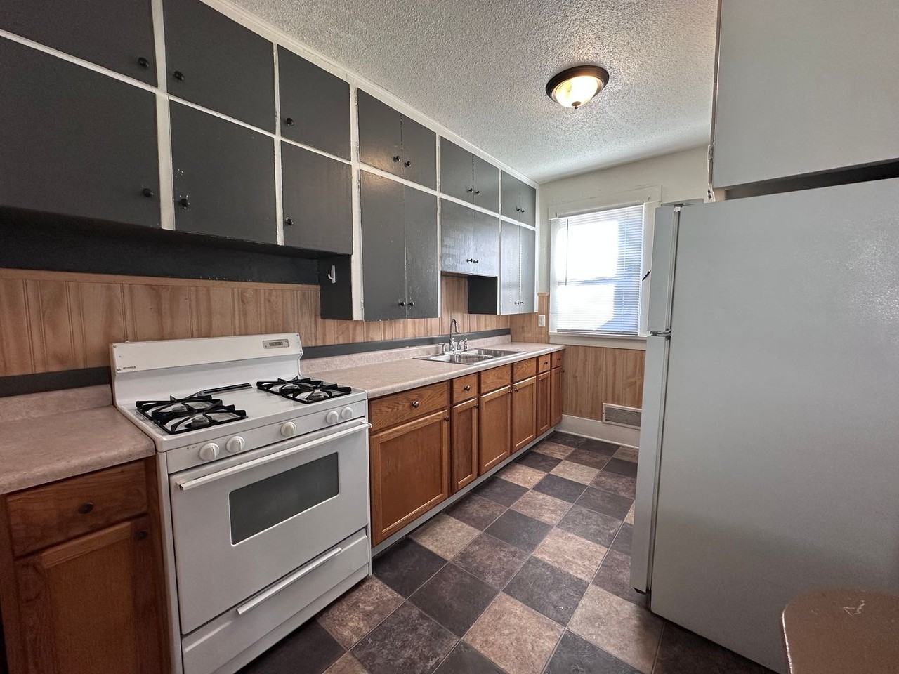 2211 8th Avenue South - Photo 3 of 6
