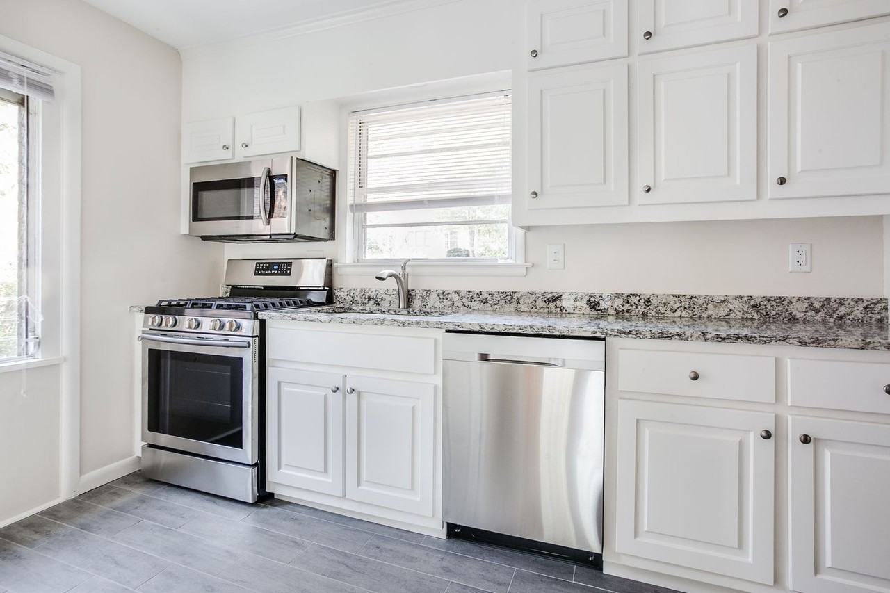 1655 Ridgewood Dr Ne - Photo 4 of 24