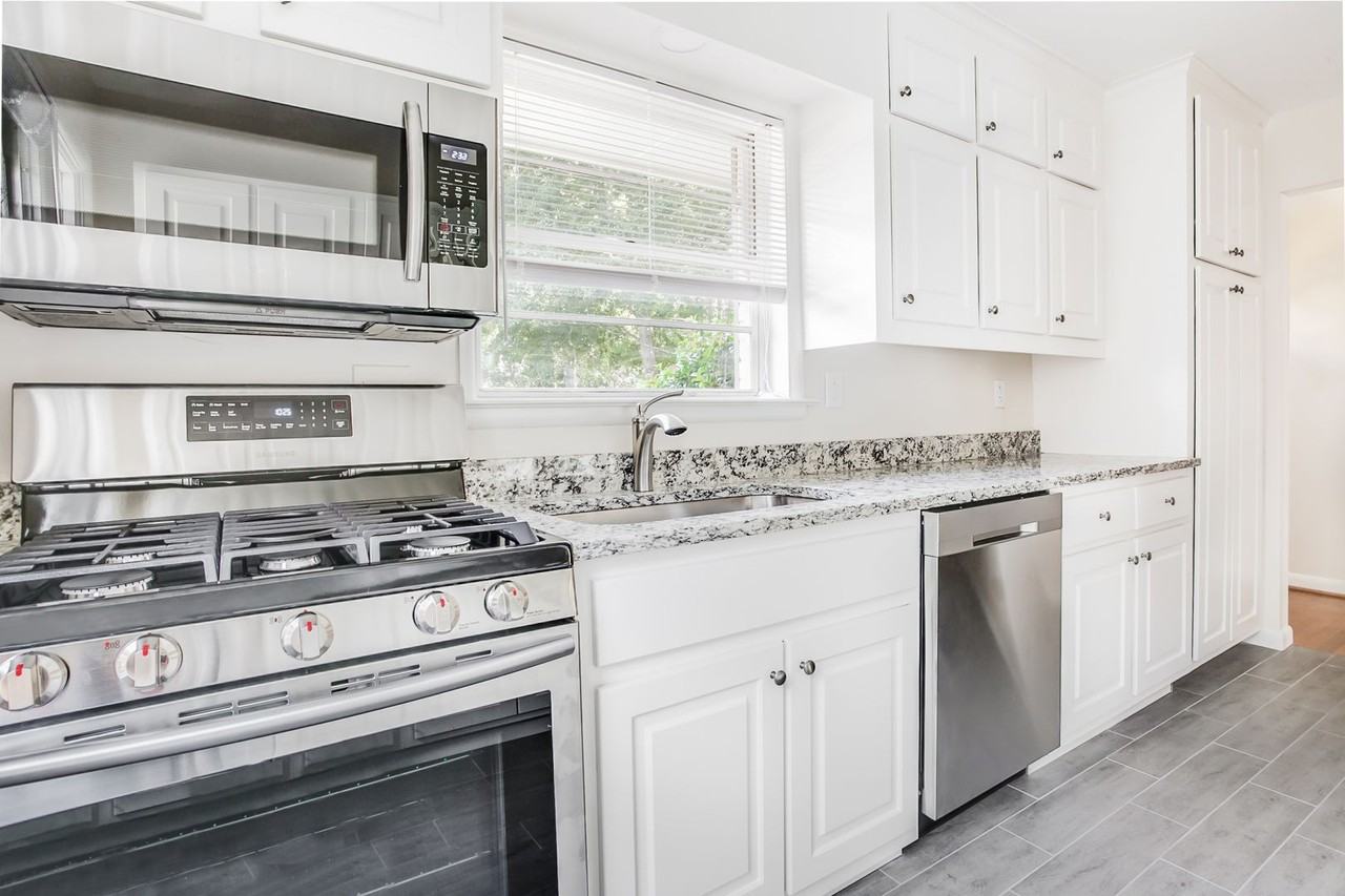 1655 Ridgewood Dr Ne - Photo 6 of 24