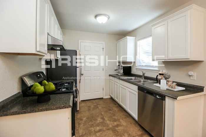 1701 Se 5th St - Photo 5 of 17