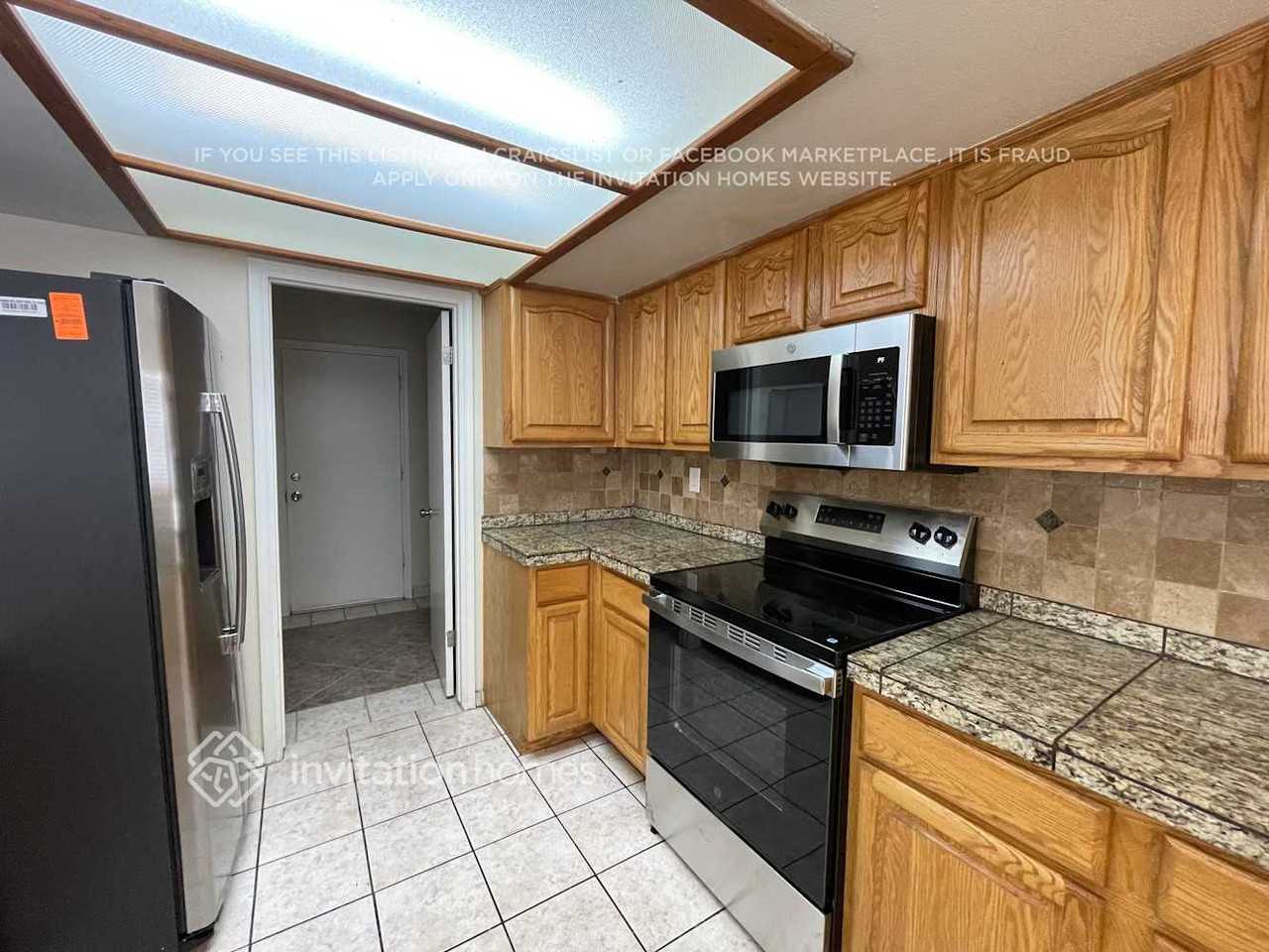 7517 W Mercer Ln - Photo 5 of 21