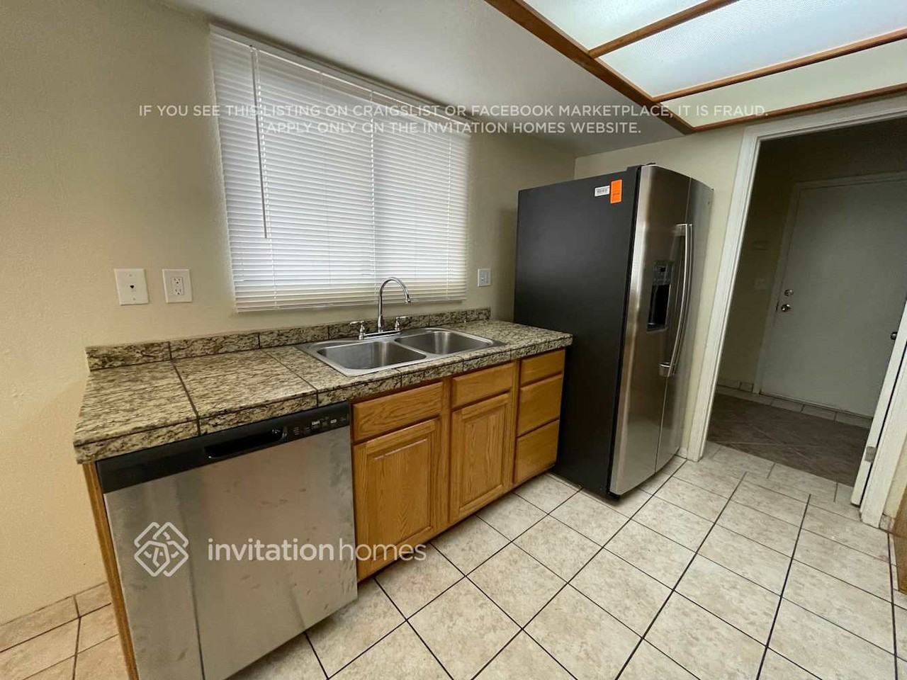 7517 W Mercer Ln - Photo 6 of 21