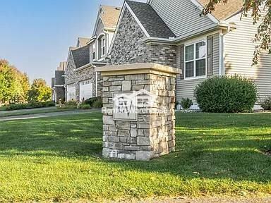 11914 Emery Village Drive North - Photo 4 of 29