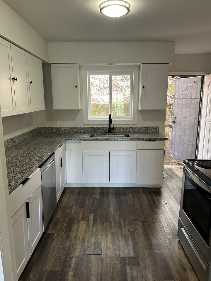 709 Summit Ave #B - Photo 2 of 12