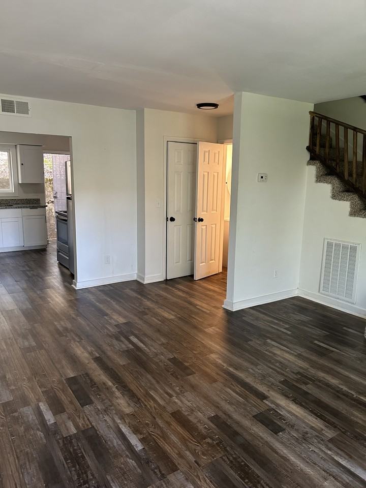 709 Summit Ave #B - Photo 3 of 12