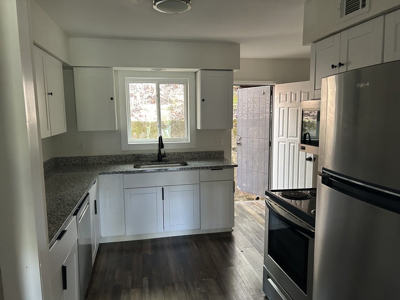 709 Summit Ave #B - Photo 5 of 12