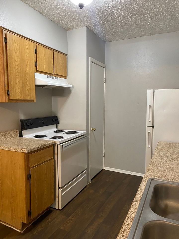 BRIGHTWAY MANOR - Photo 4 of 17