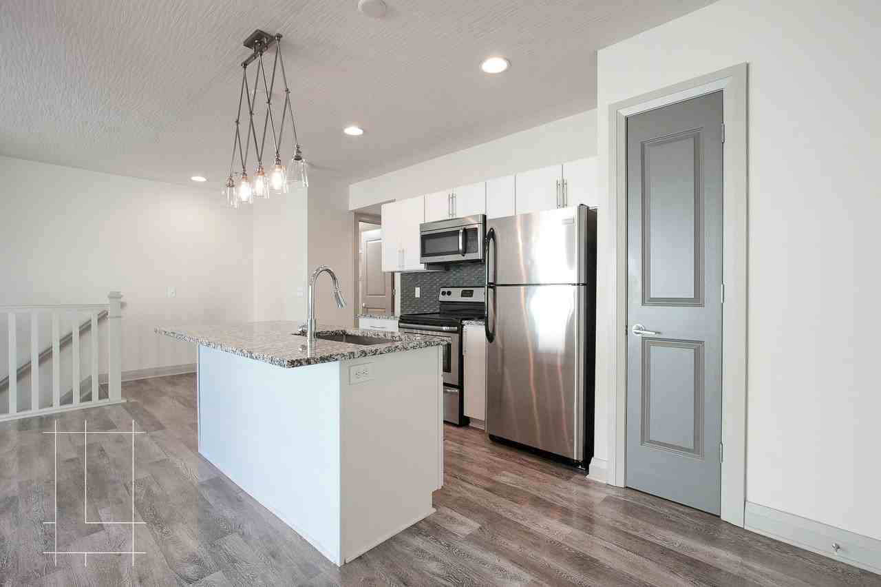 40 West - Photo 3 of 50