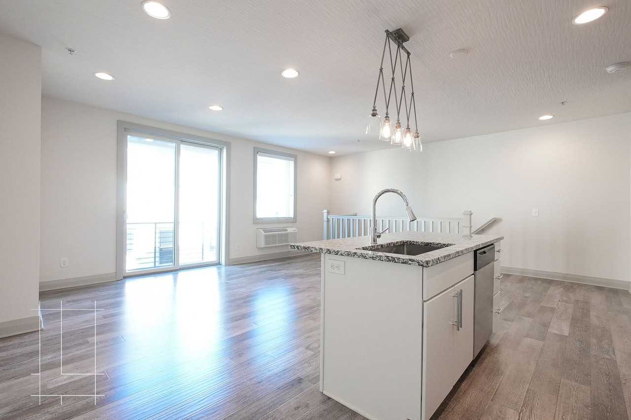 40 West - Photo 4 of 50