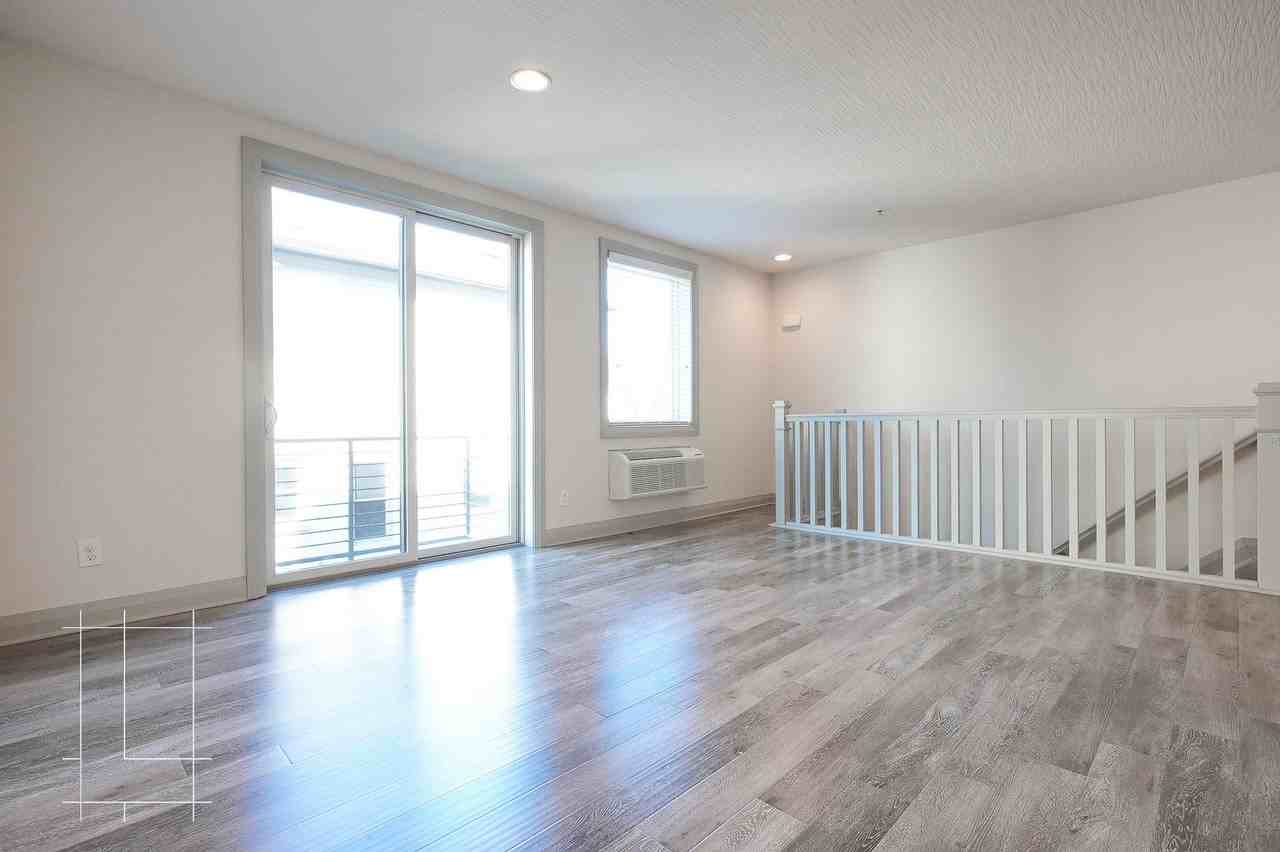 40 West - Photo 6 of 50