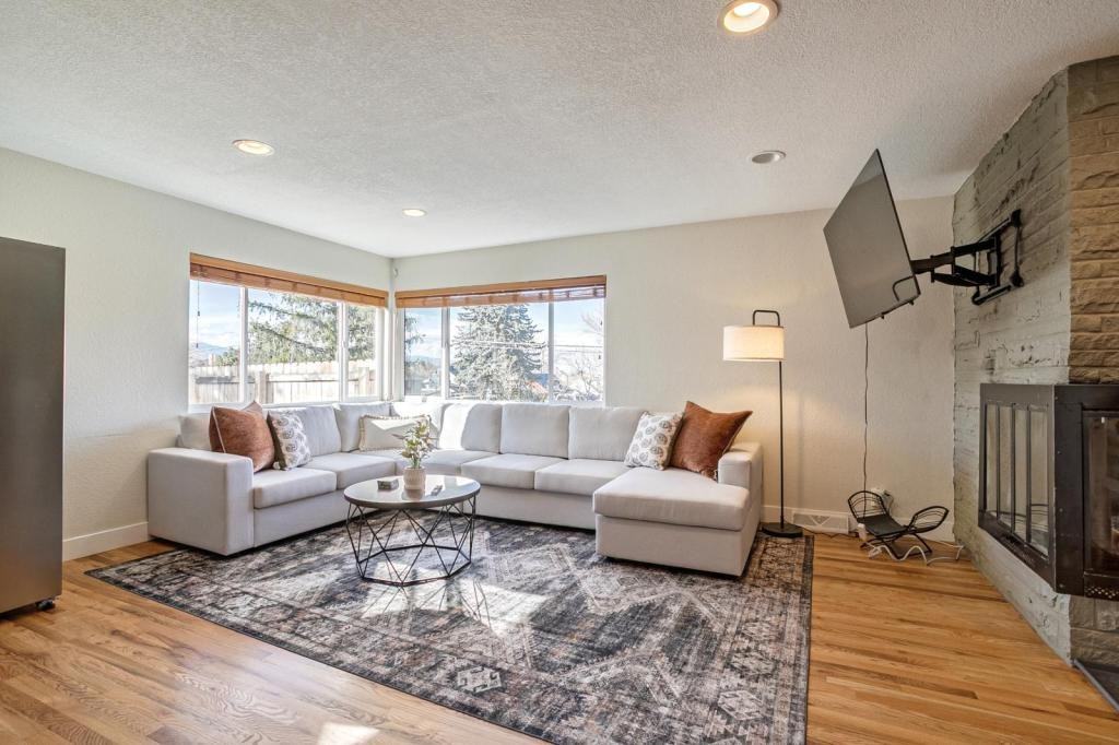 10490 West Dakota Avenue - Photo 2 of 48