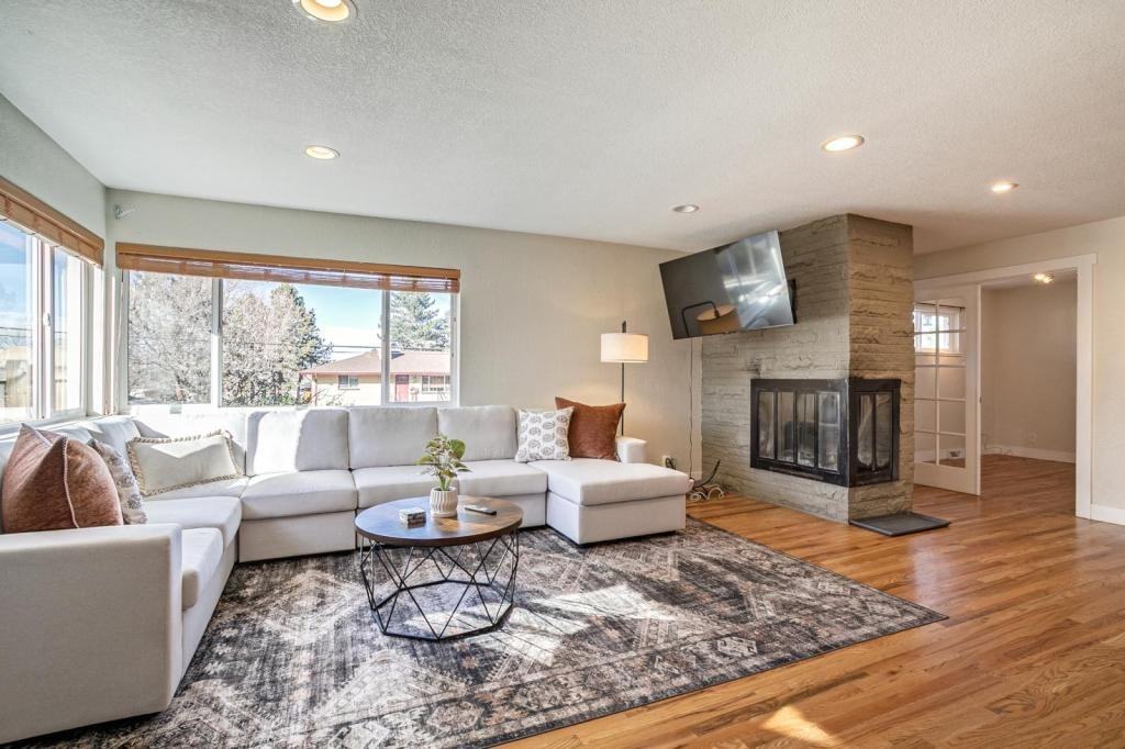 10490 West Dakota Avenue - Photo 3 of 48