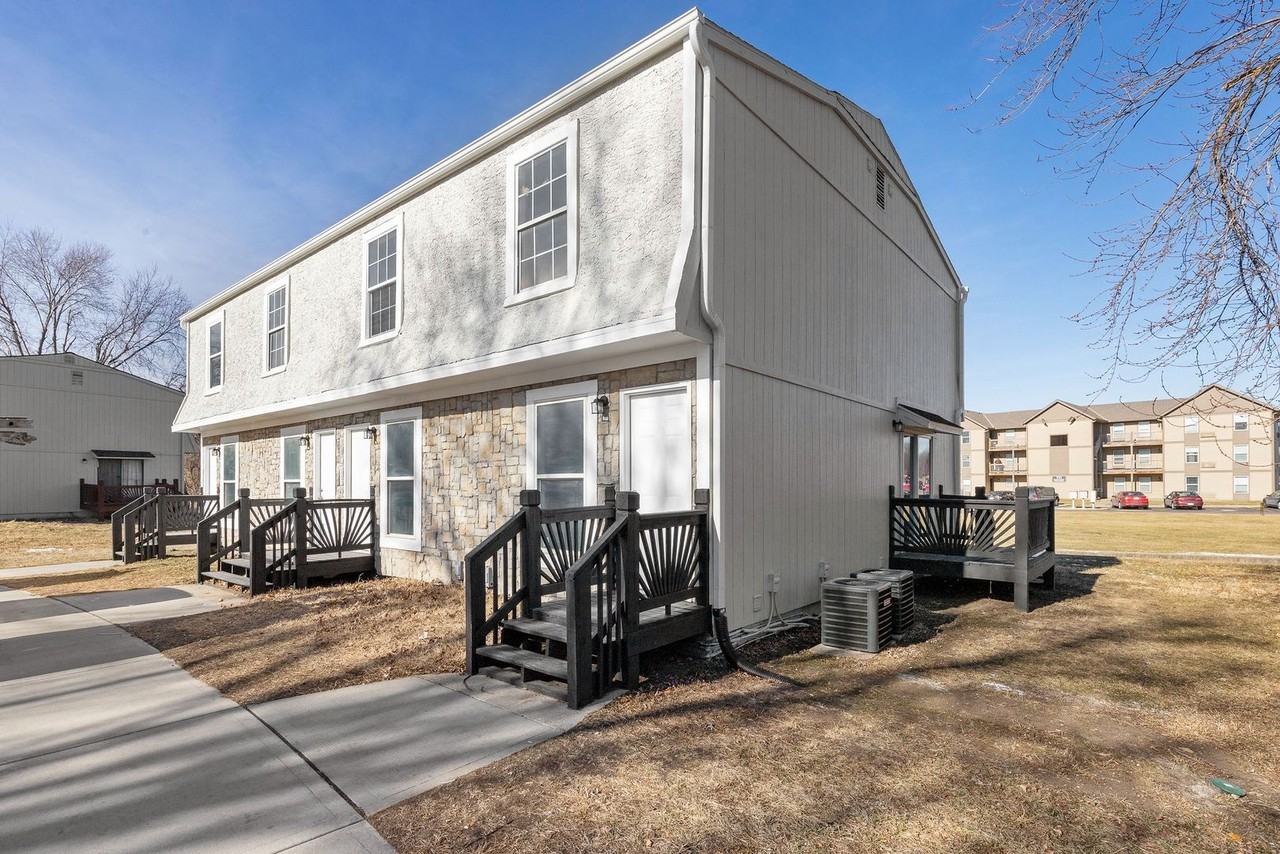 638 S Lakehurst Dr - Photo 2 of 23