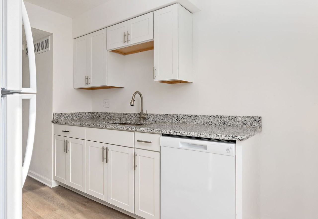 638 S Lakehurst Dr - Photo 5 of 23