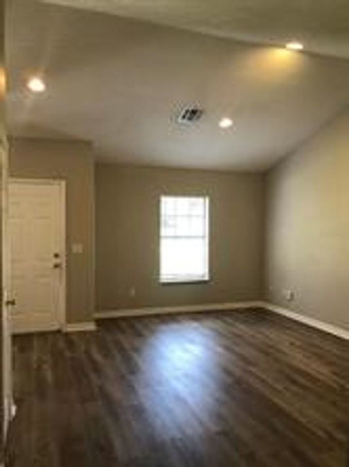 1810 W 3rd St - Photo 2 of 13