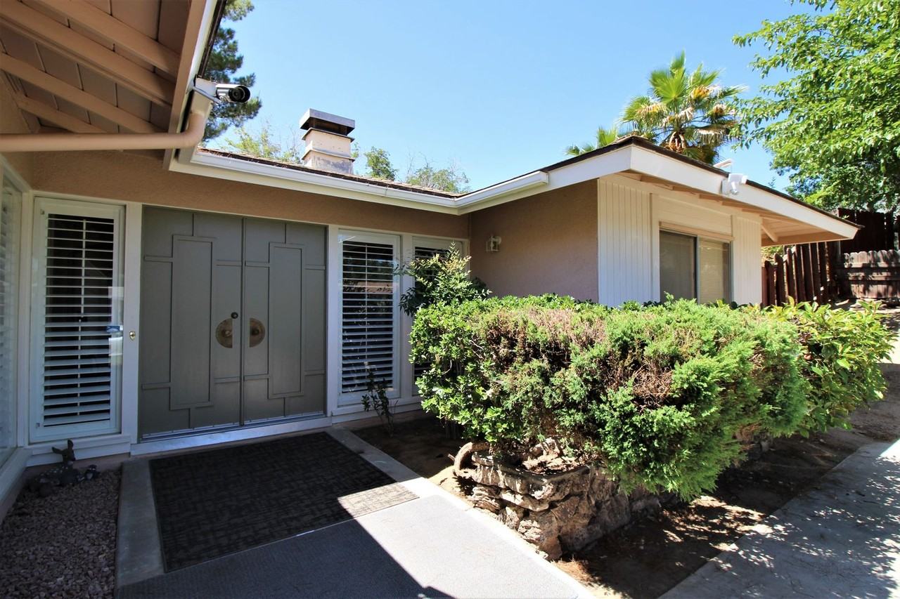 14236 Oxford Place - Photo 2 of 13