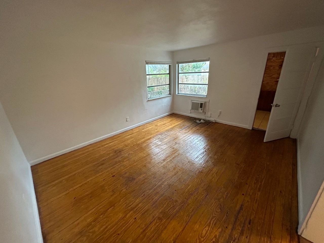 1327 21st St - Photo 5 of 8