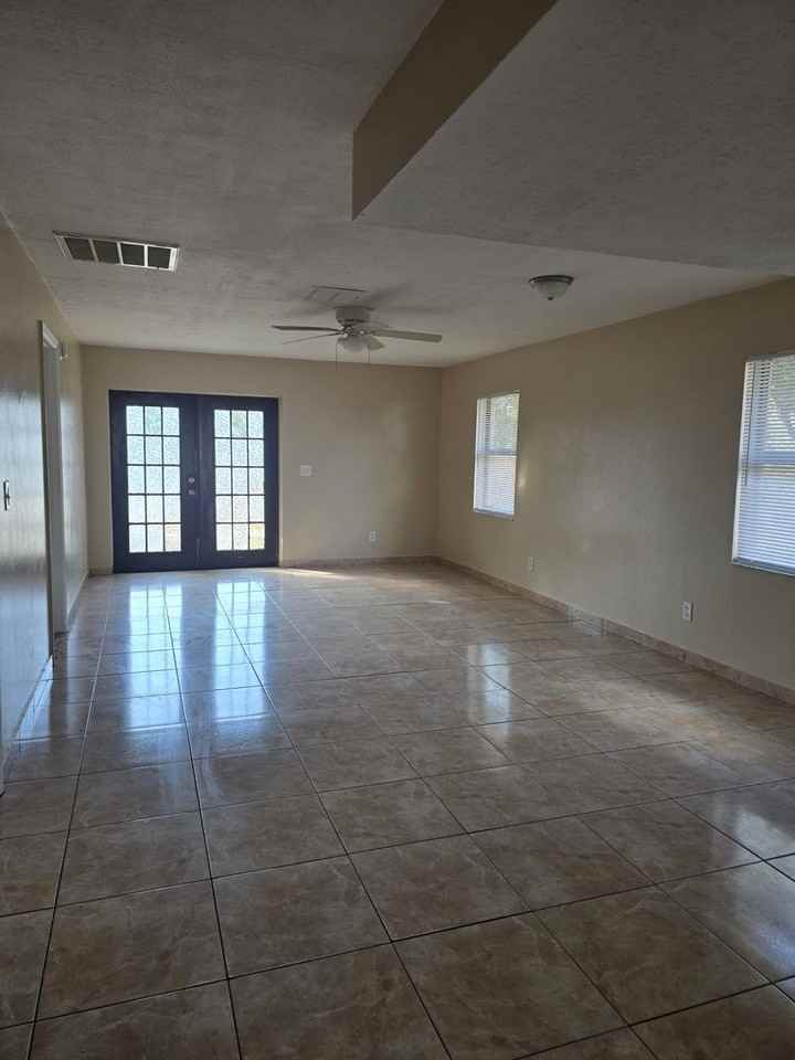 609 N Palm Dr - Photo 2 of 15