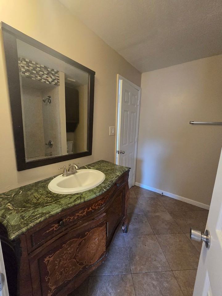 609 N Palm Dr - Photo 4 of 15