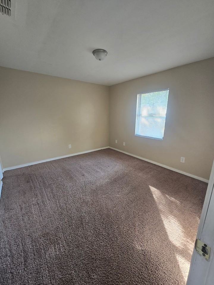 609 N Palm Dr - Photo 5 of 15