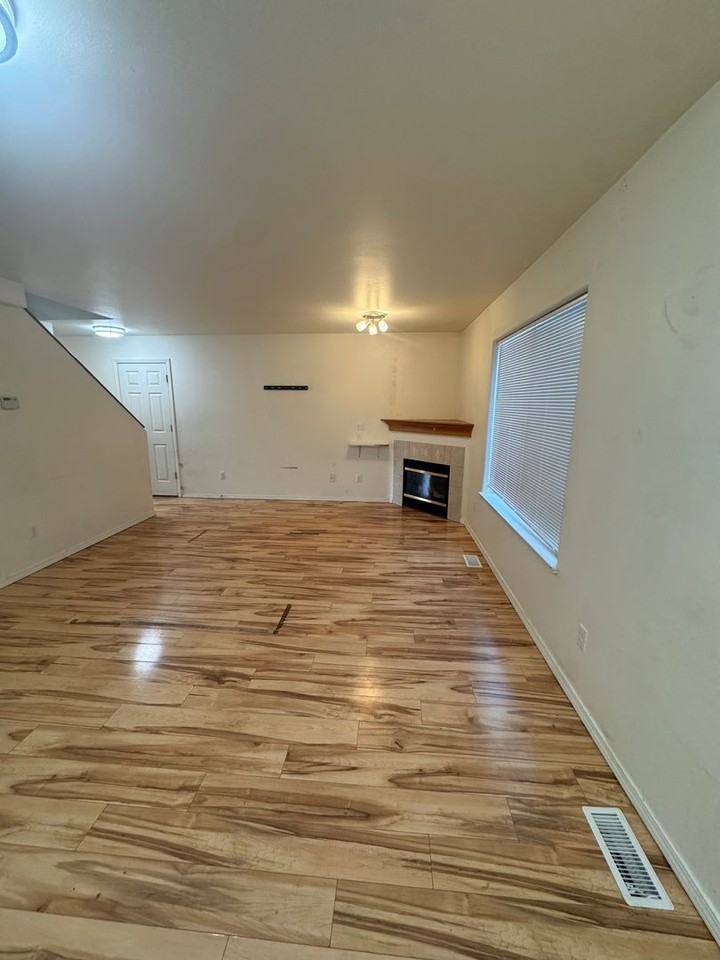 5222 Leslie St - Photo 2 of 15