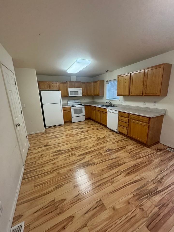 5222 Leslie St - Photo 3 of 15