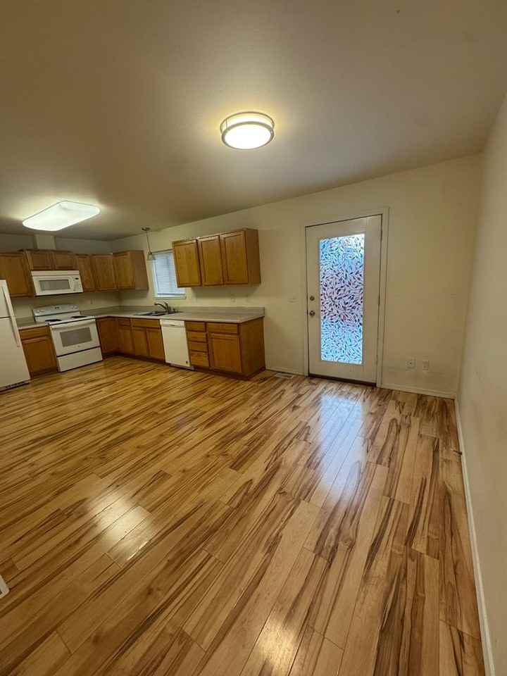 5222 Leslie St - Photo 4 of 15