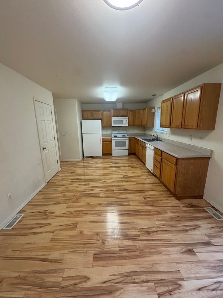 5222 Leslie St - Photo 5 of 15