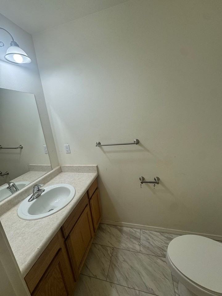 5222 Leslie St - Photo 6 of 15