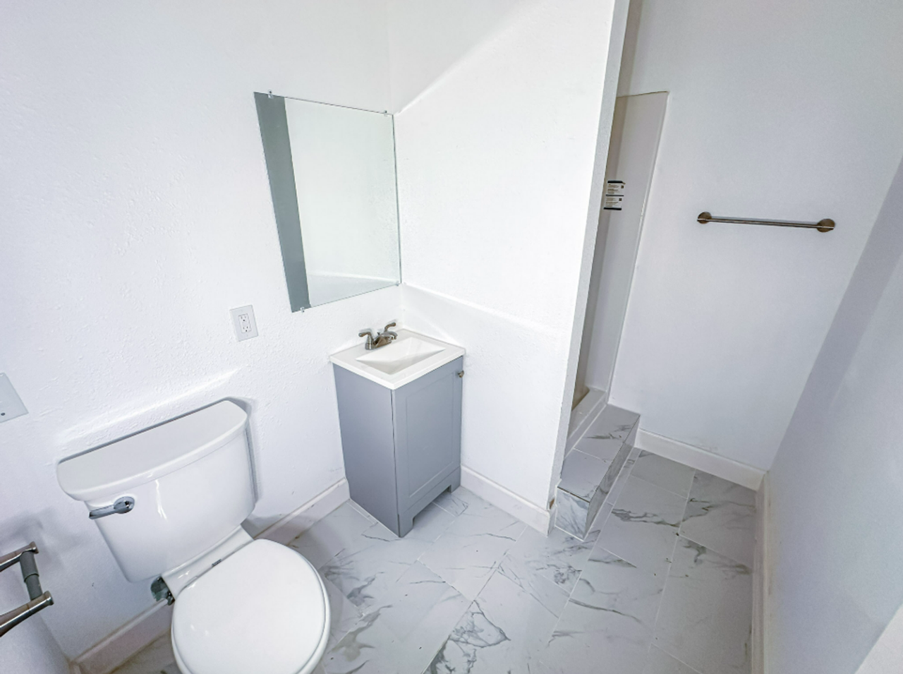 2555 Pierce St - Photo 3 of 29