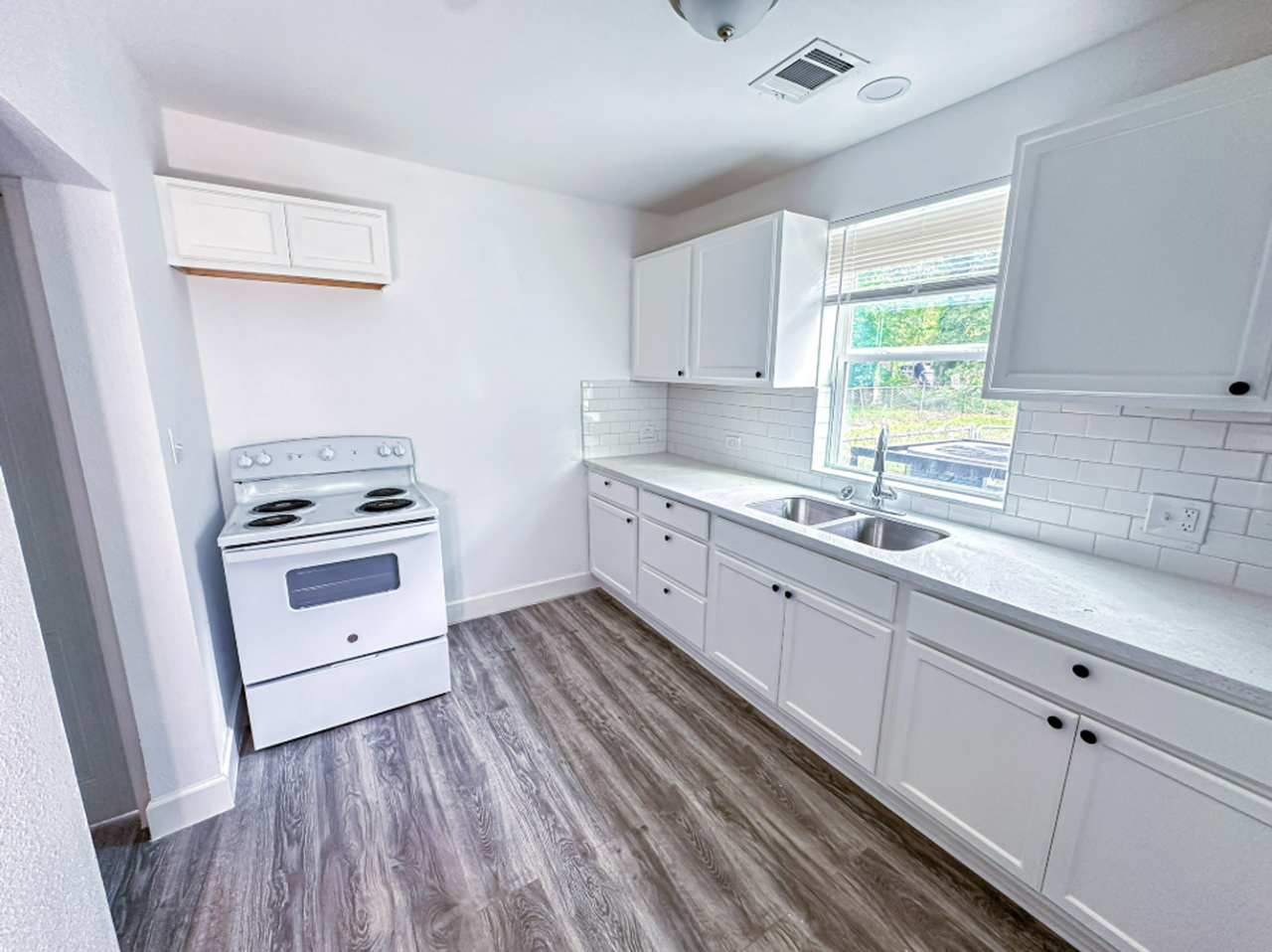 2555 Pierce St - Photo 5 of 29