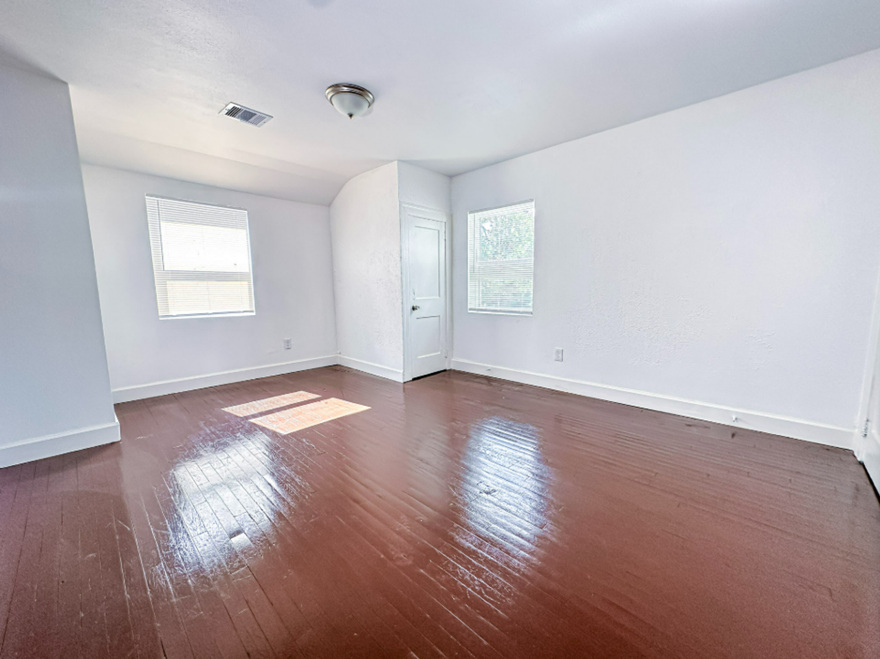 2555 Pierce St - Photo 7 of 29