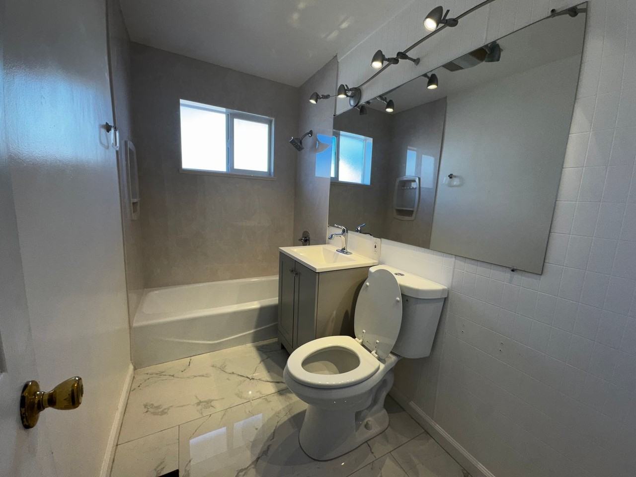 1105 Indiana St Se - Photo 4 of 15