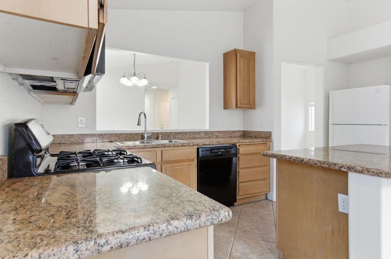 6670 Cinnabar Coast Ln - Photo 3 of 24