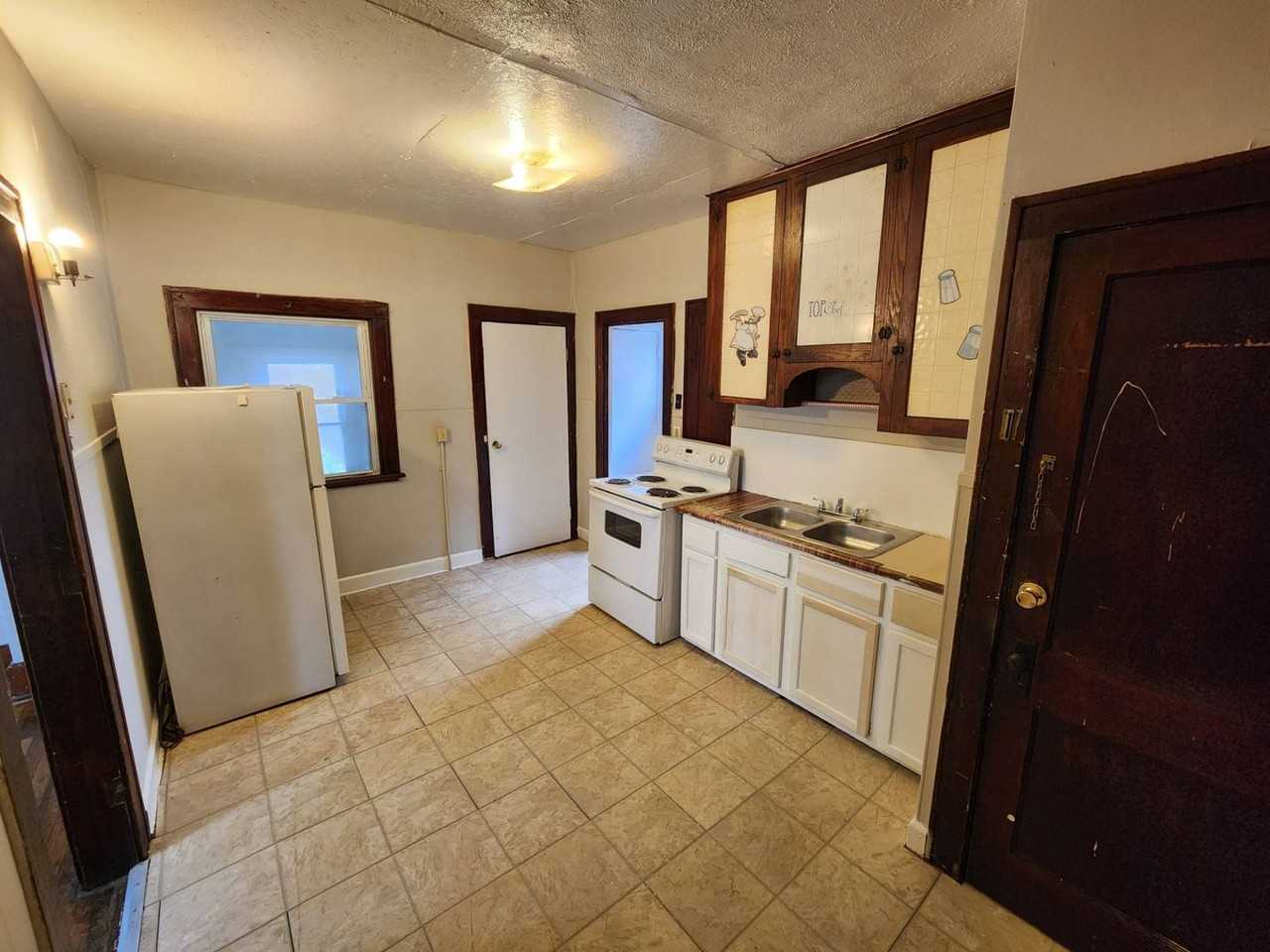 1816 E 34th St - Photo 4 of 31